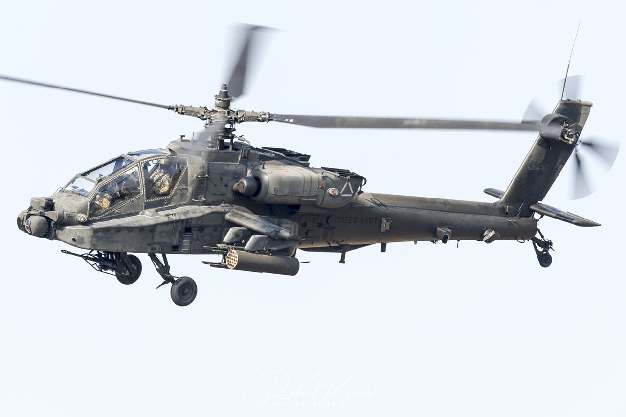 Boeing AH-64D APACHE  -  © by Robert Kysela