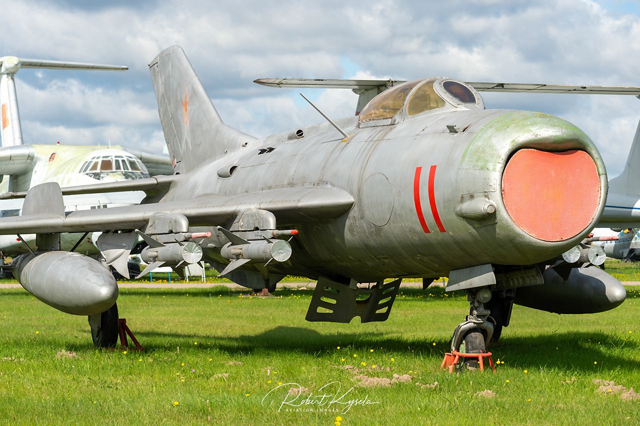 Mikoyan & Gurevich MiG-19 (NATO - Code: FARMER)   - © by Robert Kysela