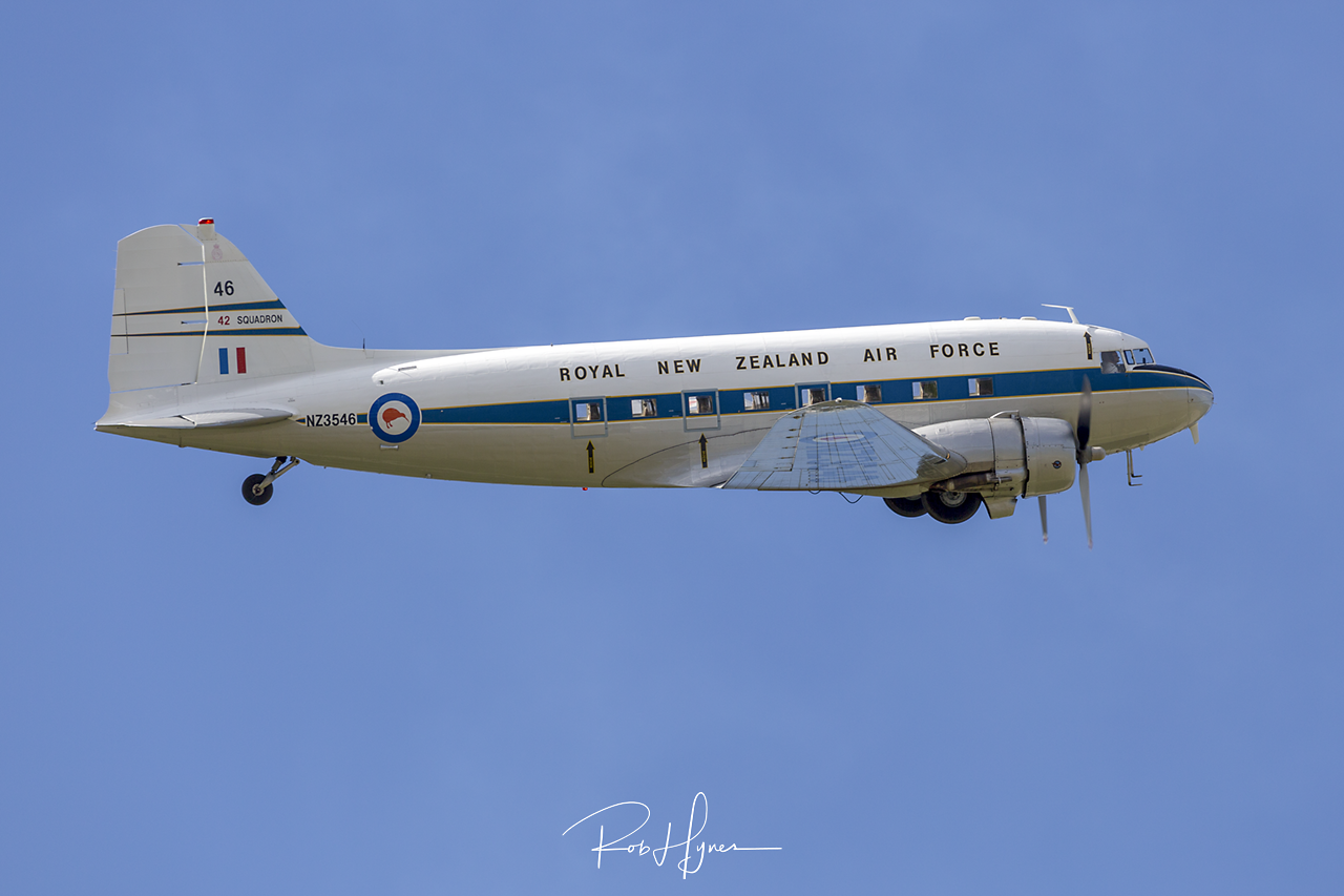 Douglas C-47 DAKOTA   - © by Rob Hynes