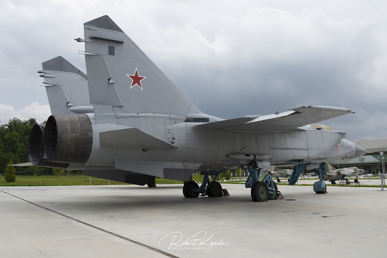 Mikoyan & Gurevich MiG-31BS (NATO Code: FOXHOUND)   - © by Robert Kysela