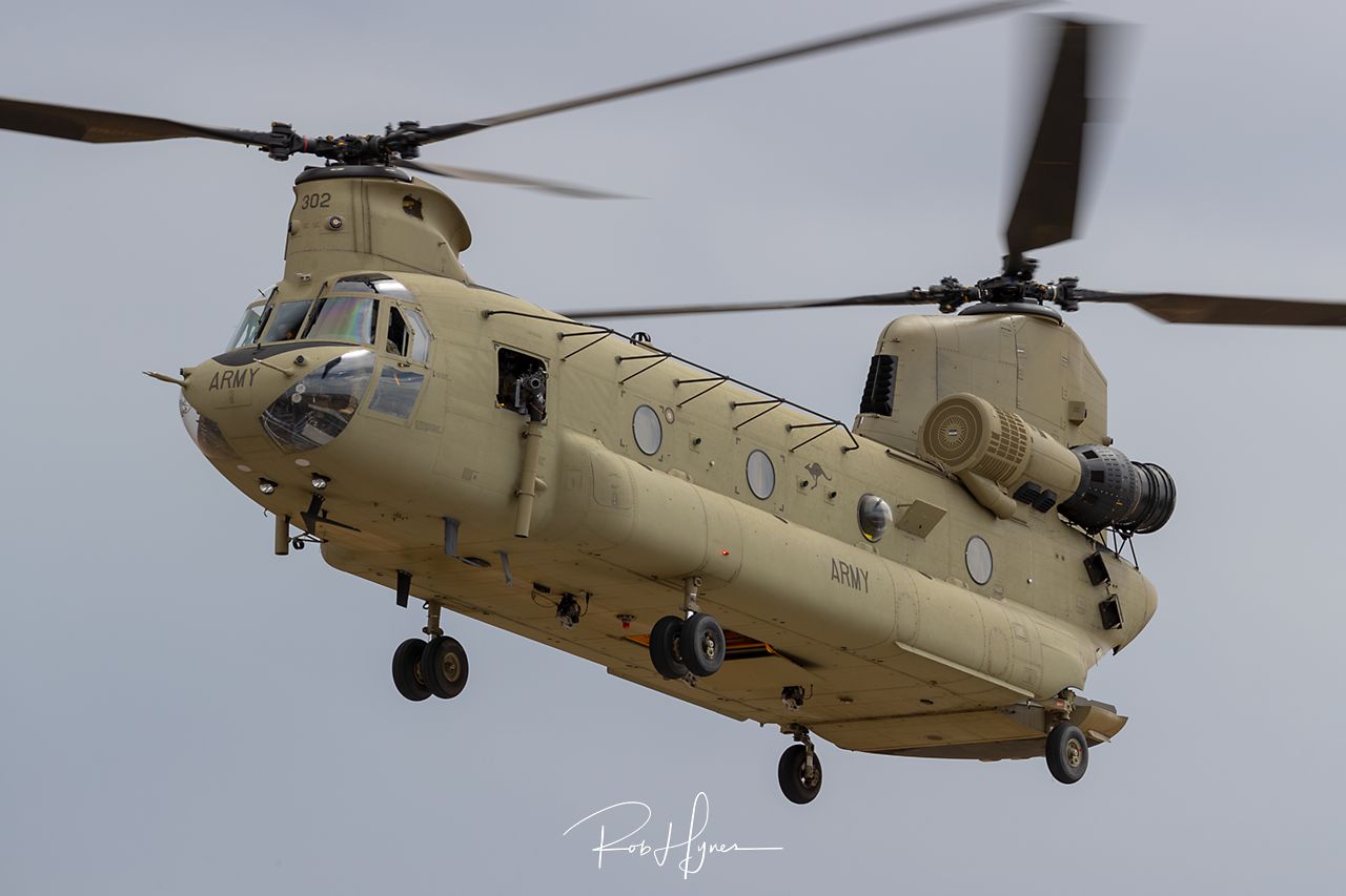 Boeing Vertol CH-47F CHINOOK   - © by Rob Hynes