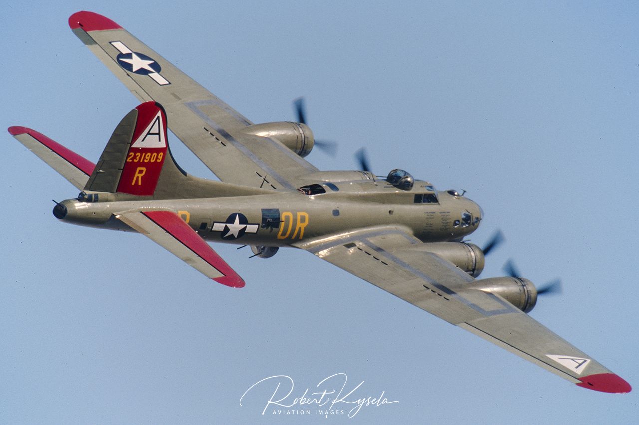 Boeing B-17F FLYING FORTRESS - © by Robert Kysela