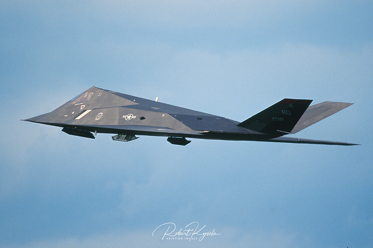 Lockheed Matrin F-117A NIGHTHAWK  -  © by Robert Kysela