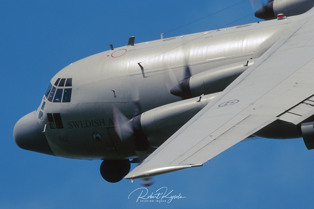 Lockheed C-130E HERCULES  -  © by Robert Kysela