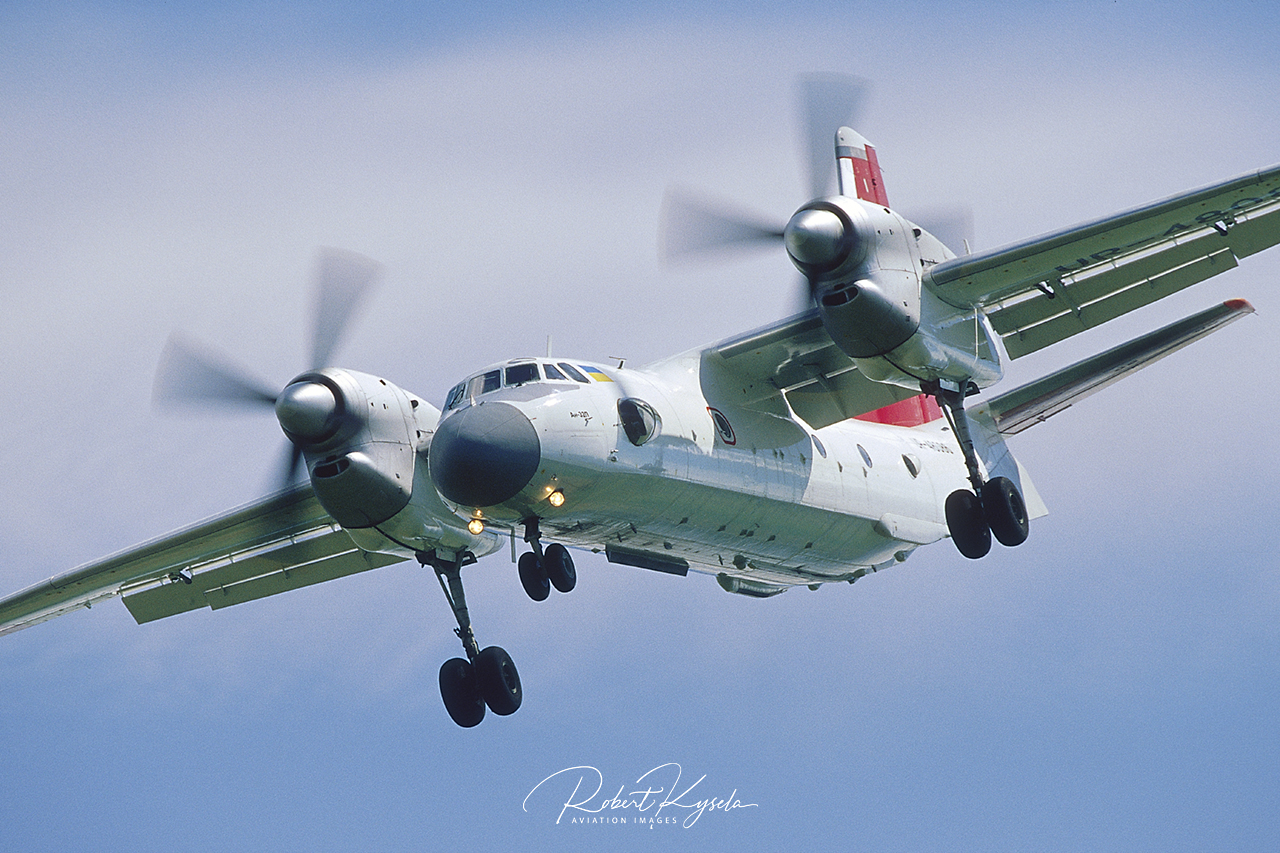 Antonov An-32  (NATO Code: CLINE)  -  © by Robert Kysela