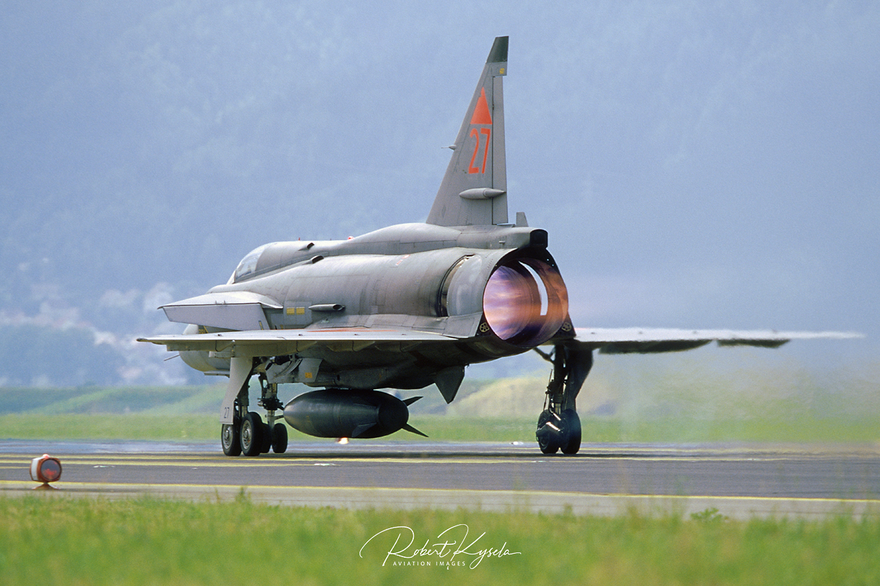 Saab JA-37 VIGGEN  -  © by Robert Kysela