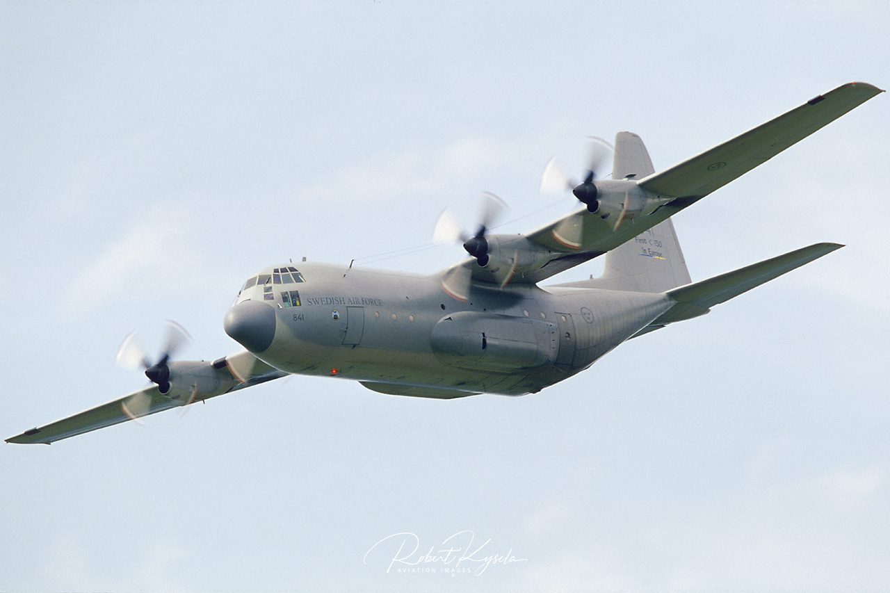 Lockheed C-130E HERCULES  -  © by Robert Kysela