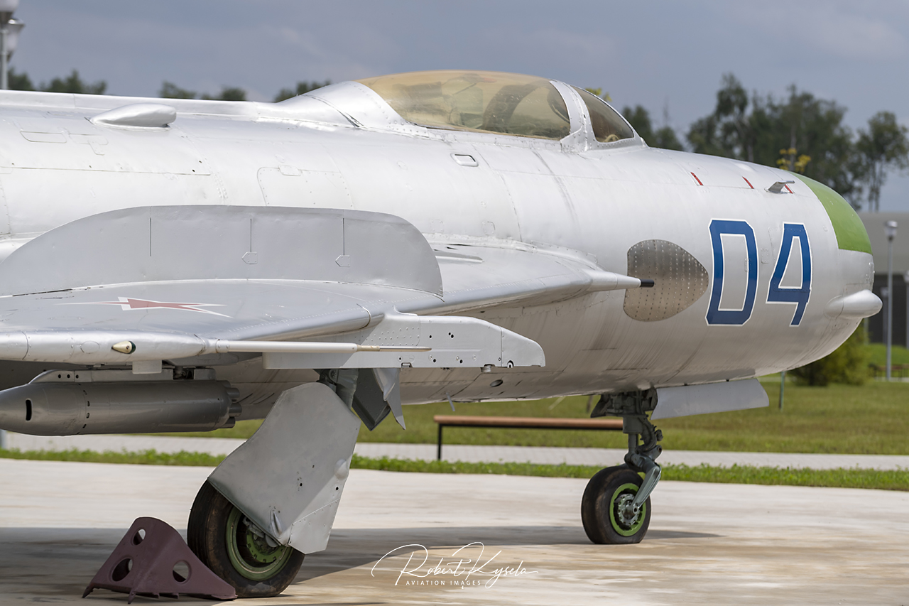 Mikoyan & Gurevich MiG-19P (NATO Code: FARMER-B)   - © by Robert Kysela