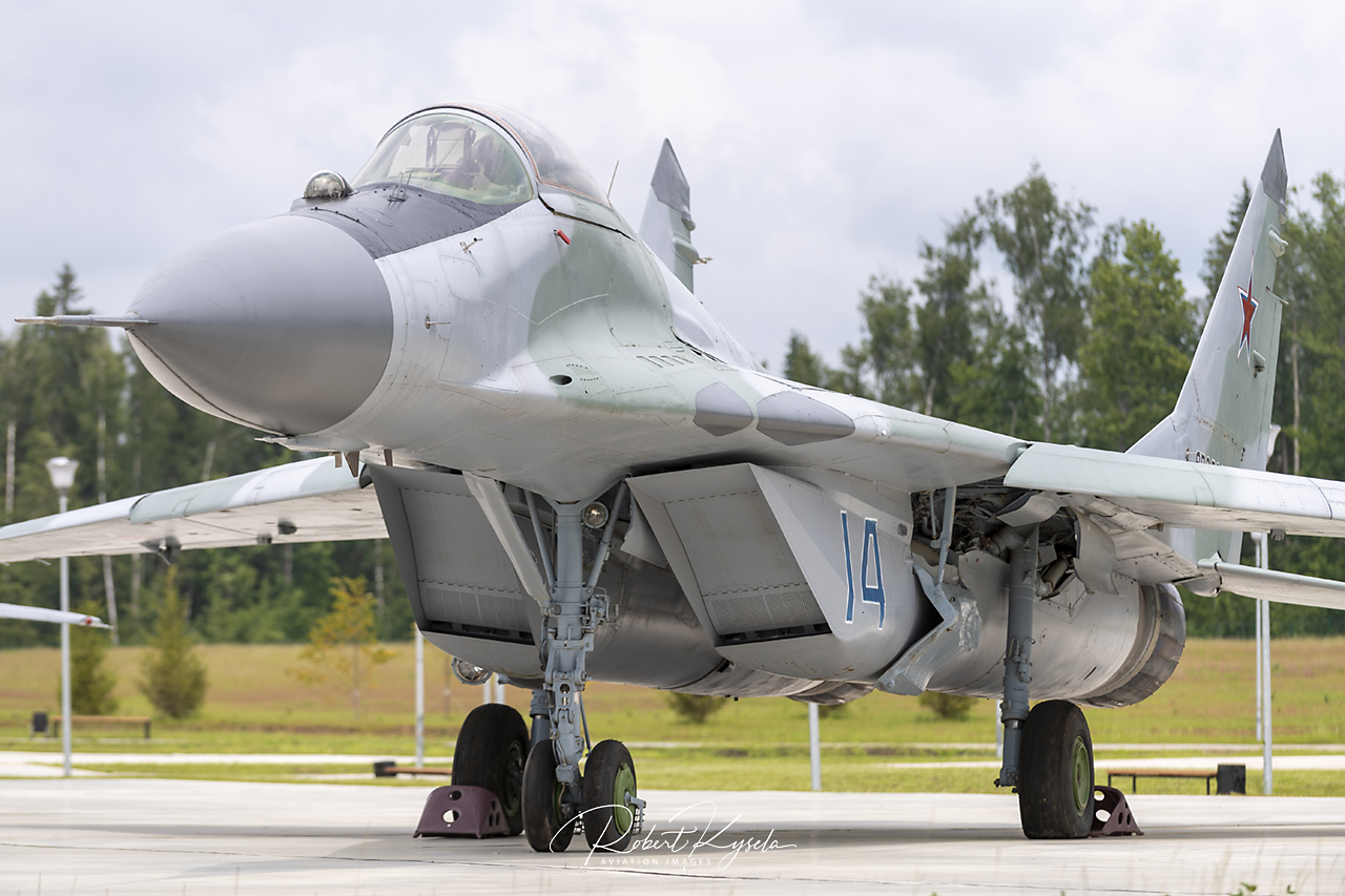 Mikoyan & Gurevich MiG-29A (NATO Code: FULCRUM-A)   - © by Robert Kysela