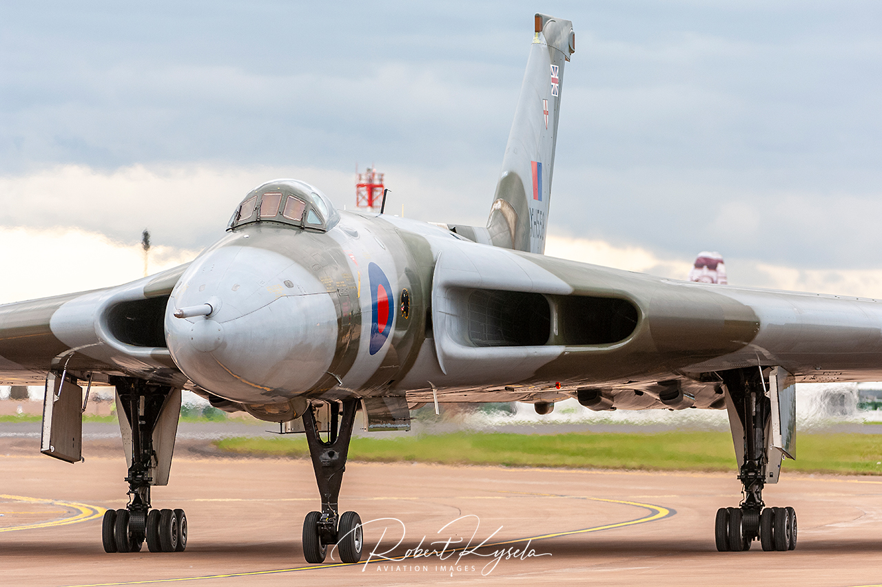 AVRO 698 Vulcan B.2 / XH558   - © by Robert Kysela