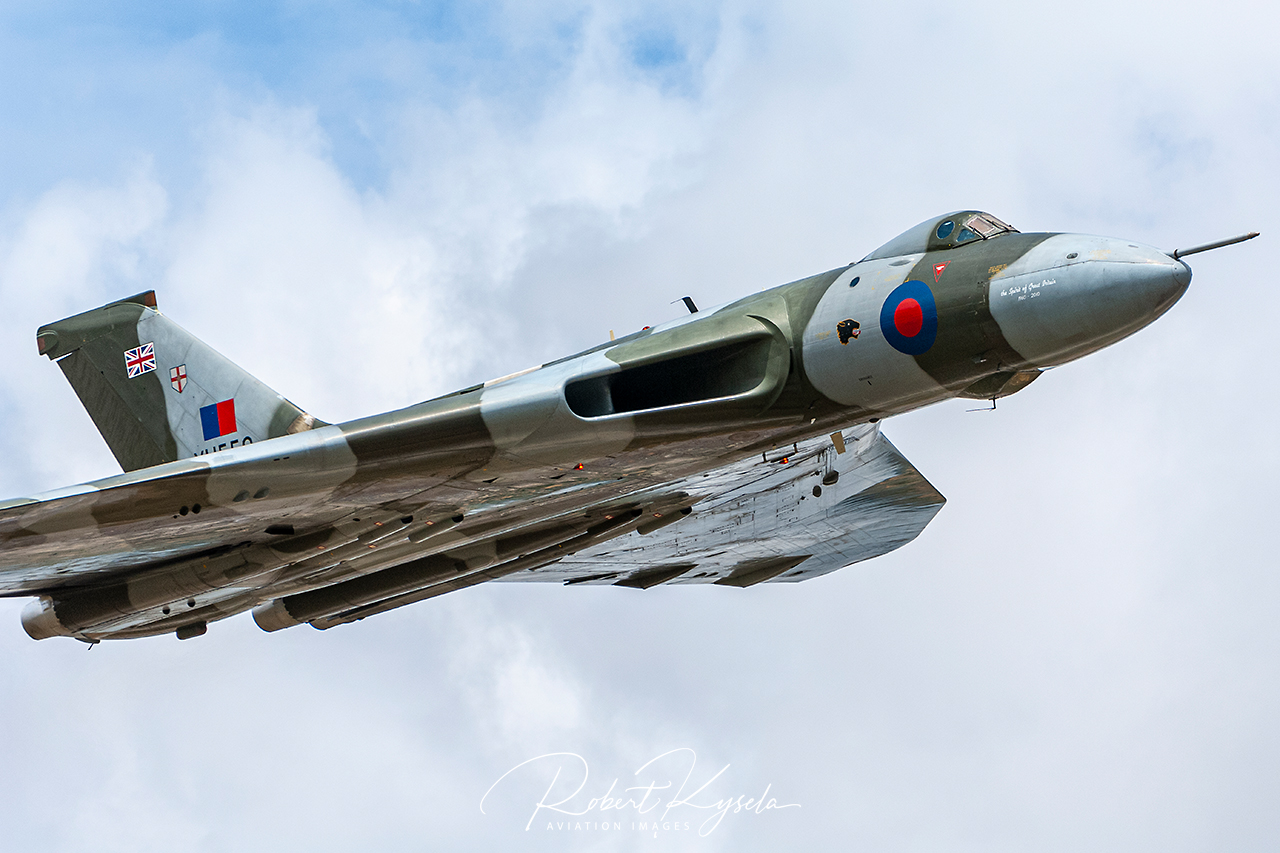 AVRO 698 Vulcan B.2 / XH558   - © by Robert Kysela