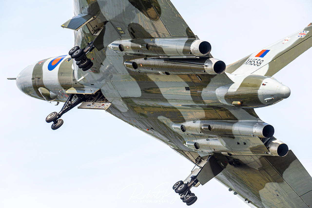 AVRO 698 Vulcan B.2 / XH558   - © by Robert Kysela